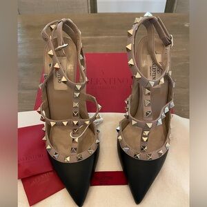 NWT Valentino Rockstud pumps in a size 37 (size 7)